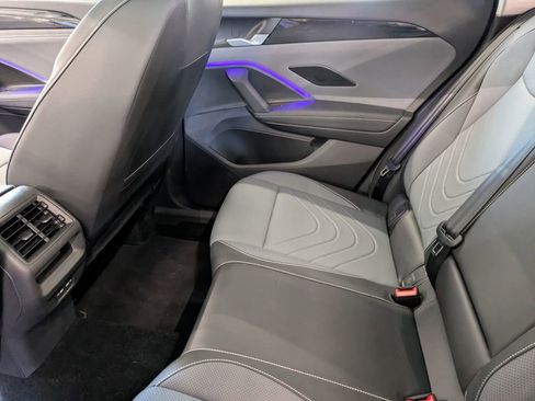 Certified 2025 Volkswagen Tiguan SE w/ Panoramic Sunroof Package AWD/4WD image 31
