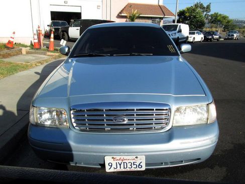 Used 2011 Ford Crown Victoria LX w/ Comfort Appearance Pkg image 2