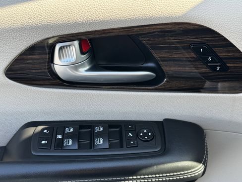 Used 2023 Chrysler Pacifica Limited image 28