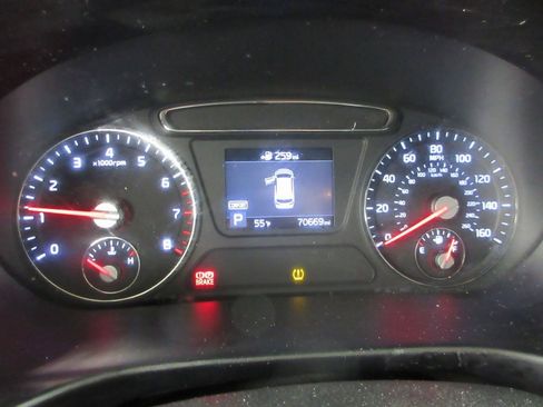 Used 2020 Kia Sorento LX image 16