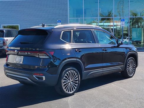 Certified 2025 Volkswagen Taos SE image 3