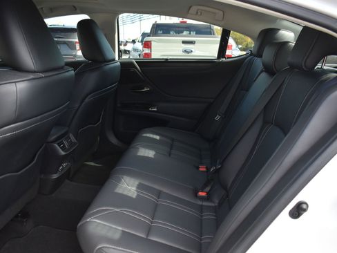 Used 2023 Lexus ES 300h Ultra Luxury image 14