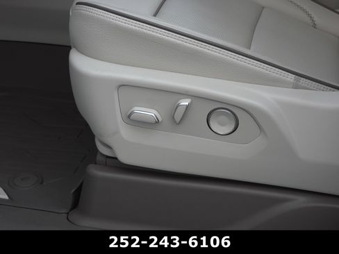 Used 2024 GMC Yukon XL Denali w/ Advanced Technology Package image 10