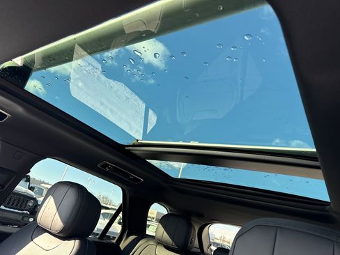 Used 2025 Land Rover Range Rover Sport SE image 16