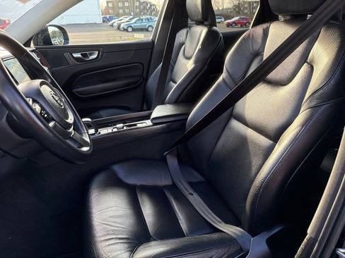 Used 2023 Volvo XC60 B5 Plus image 13