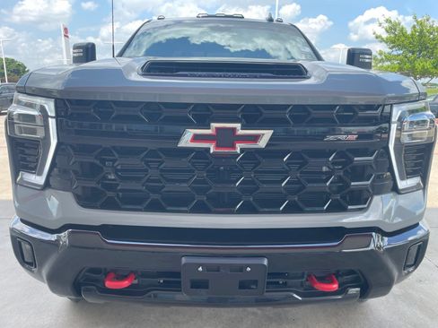 Used 2024 Chevrolet Silverado 2500 ZR2 w/ Technology Package AWD/4WD image 2