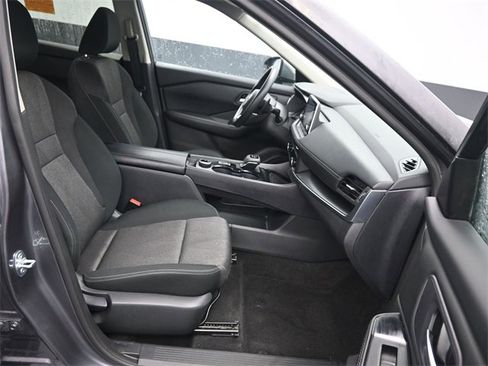 Used 2024 Nissan Rogue SV image 9