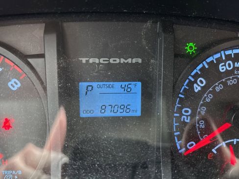 Used 2017 Toyota Tacoma SR image 27