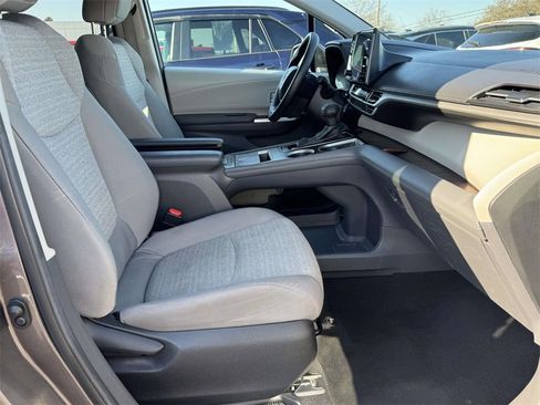 Used 2024 Toyota Sienna LE image 13