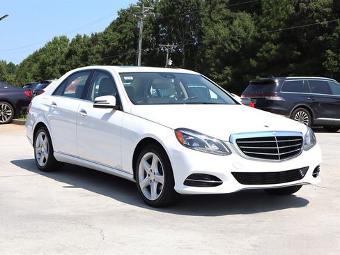 Used 2014 Mercedes-Benz E 250 BlueTEC Sedan image 9