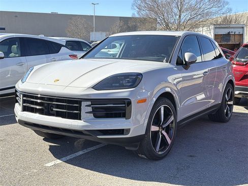 Used 2024 Porsche Cayenne image 3