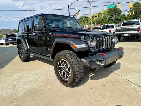Used 2025 Jeep Wrangler Unlimited Rubicon w/ Convenience Group AWD/4WD image 5
