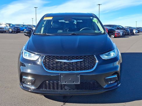 Certified 2024 Chrysler Pacifica Touring-L image 2