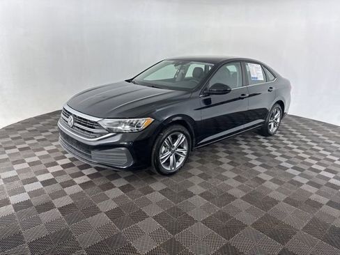 Used 2024 Volkswagen Jetta SE image 4