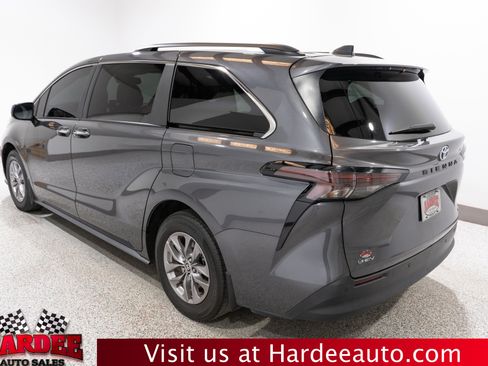 Used 2025 Toyota Sienna XLE FWD image 3