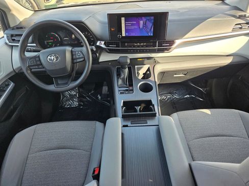 Used 2025 Toyota Sienna LE image 13
