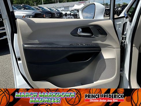 Used 2022 Chrysler Pacifica Touring-L image 19