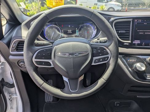Used 2025 Chrysler Pacifica Select FWD image 18