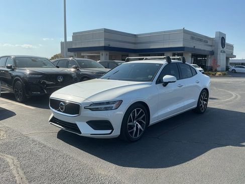 Used 2020 Volvo S60 T5 Momentum image 1