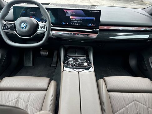 Used 2024 BMW i5 eDrive40i w/ Premium Package image 17