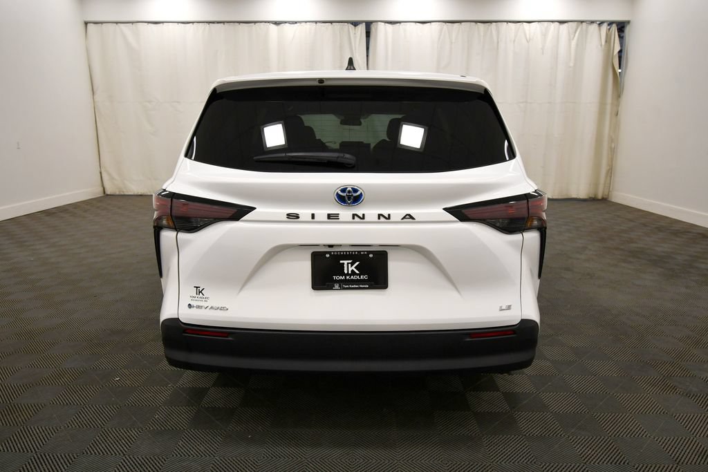 Used 2025 Toyota Sienna LE AWD/4WD image 6