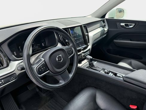 Used 2018 Volvo XC60 T5 Momentum w/ Convenience Package image 9