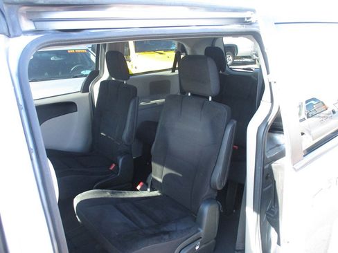 Used 2018 Dodge Grand Caravan SE w/ UConnect Hands-Free Group image 9