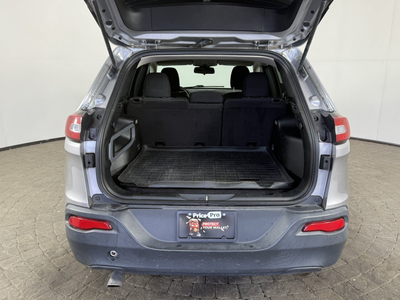 Used 2017 Jeep Cherokee Latitude AWD/4WD image 7