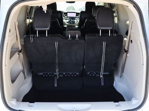 Used 2022 Chrysler Pacifica Touring-L FWD image 24
