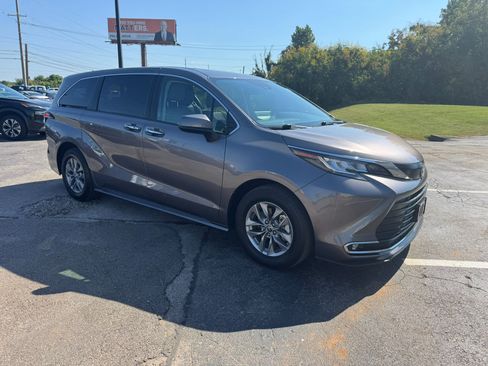 Used 2022 Toyota Sienna XLE FWD image 8