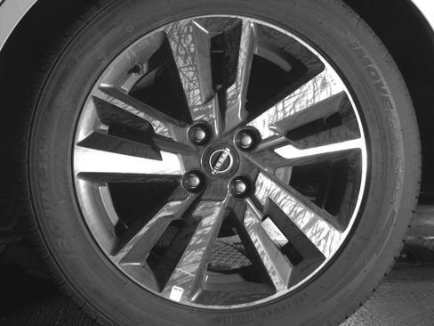 Used 2025 Nissan Versa SV image 14