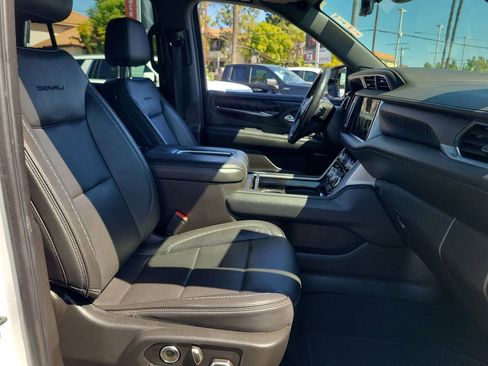 Used 2021 GMC Yukon Denali w/ Denali Premium Package image 28