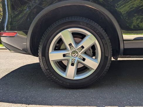 Used 2014 Volkswagen Touareg TDI AWD/4WD image 12