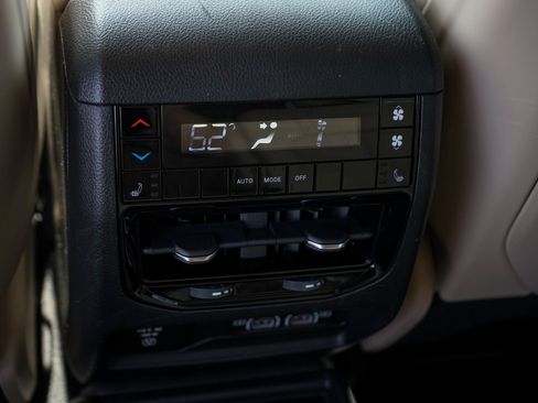 Used 2022 Jeep Grand Cherokee L Limited w/ Luxury Tech Group II image 27