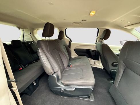 Used 2018 Chrysler Pacifica L image 26