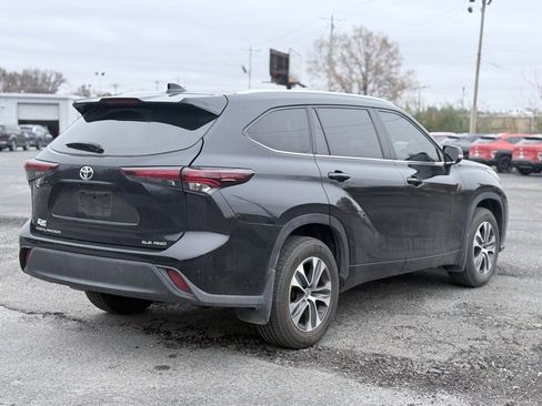 Used 2024 Toyota Highlander XLE image 7