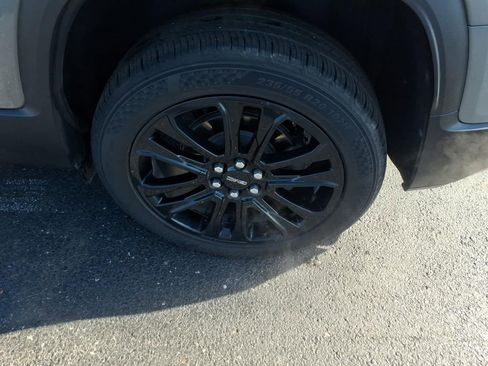 Used 2022 GMC Acadia SLT w/ Elevation Edition image 9