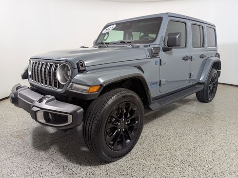 Used 2025 Jeep Wrangler Sahara image 3