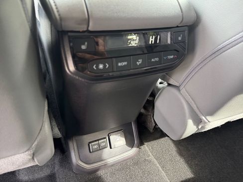 Used 2026 Toyota Highlander Platinum AWD/4WD image 20