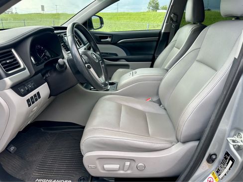 Used 2017 Toyota Highlander Limited Platinum AWD/4WD image 12