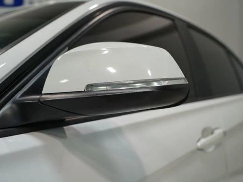 Used 2016 BMW 320i Sedan RWD image 6