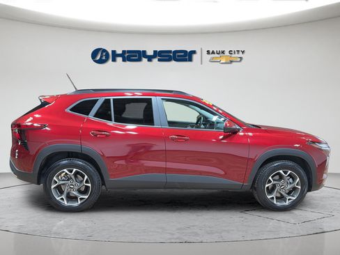 Used 2025 Chevrolet Trax LT w/ LT Convenience Package FWD image 8