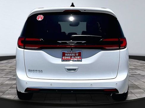 New 2027 Chrysler Pacifica Select FWD image 24