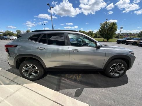 Used 2024 Chevrolet Trax LT w/ Sunroof Package FWD image 6