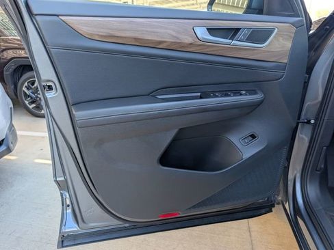 Used 2025 Volkswagen Atlas SE image 20