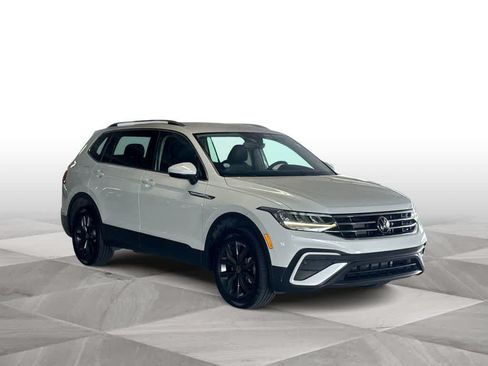 Certified 2023 Volkswagen Tiguan SE FWD image 2