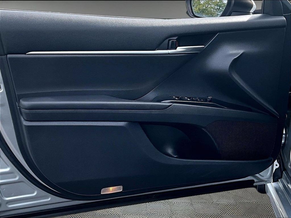 Used 2019 Toyota Camry SE FWD image 8