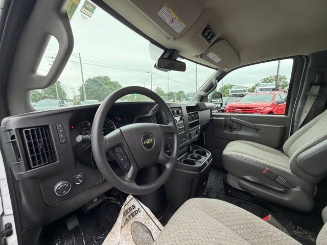 Used 2025 Chevrolet Express 3500 LT w/ LT Preferred Equipment Group RWD image 8