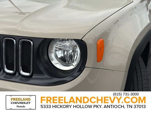 Used 2016 Jeep Renegade Latitude FWD image 10