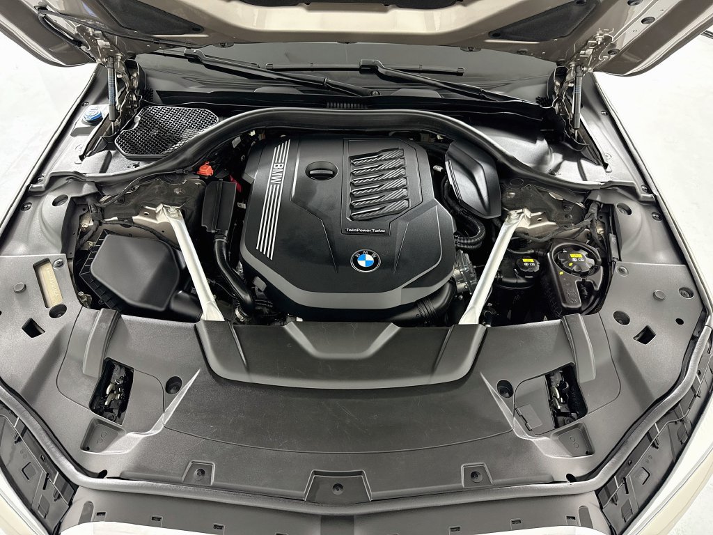 Used 2022 BMW 740i w/ Premium Package RWD image 29